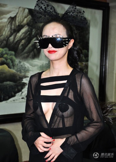 Tại triển lãm xe quốc tế Côn Minh vừa qua, Can Lộ Lộ gây choáng váng với kiểu nội y kỳ dị. Can Lộ Lộ học phong cách của Lady Gaga